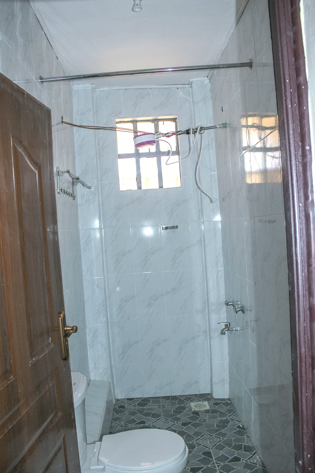 One-bedroom bathroom, shower and toilet