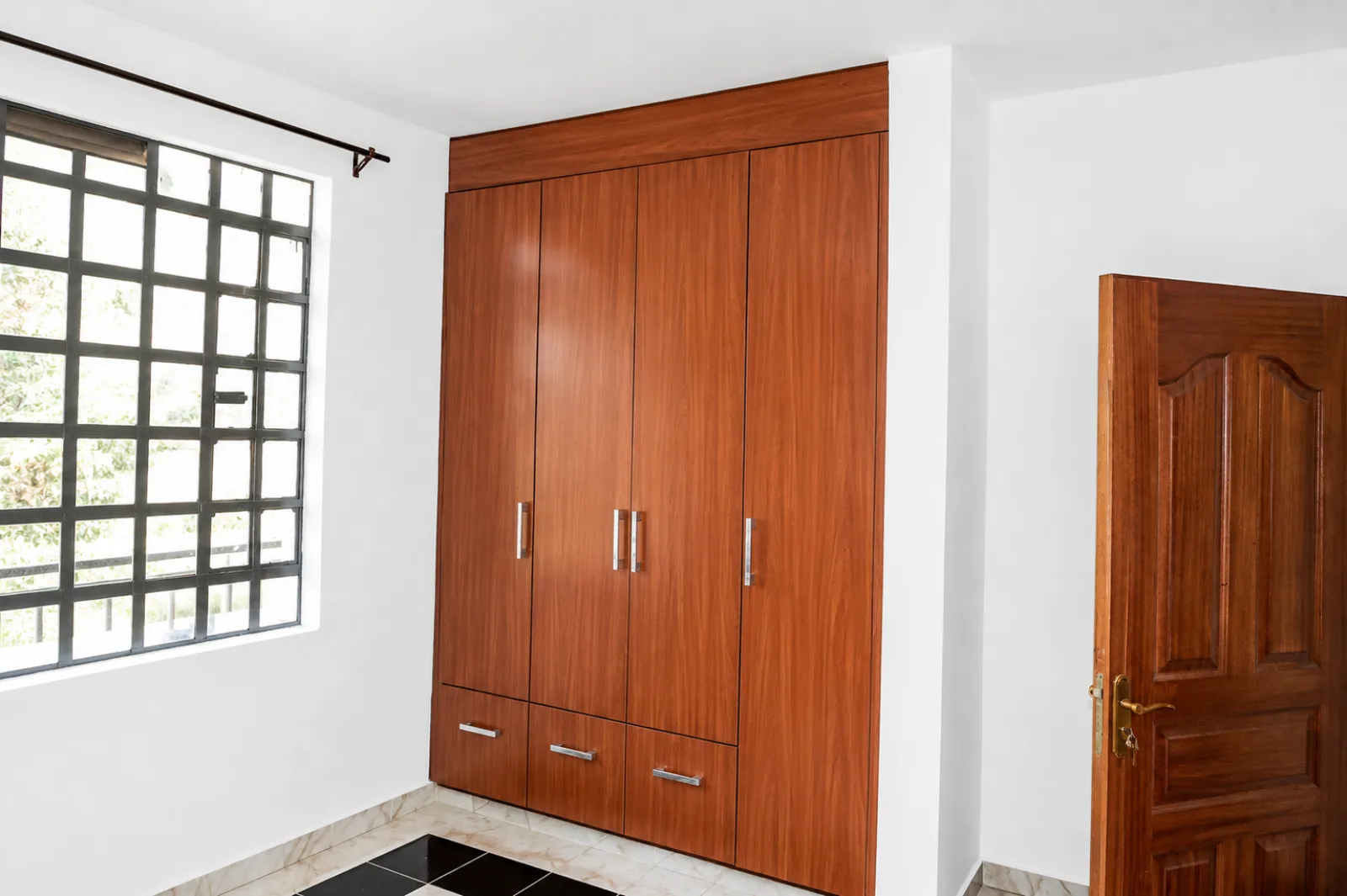 One-bedroom fitted wardrobe
